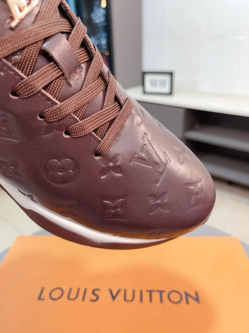 Ex-factory price 520🌹🌹[lv]🌹High-end men's shoes brand: Official website 1:1 Latest masterpiece: The upper is made of Italian imported first-layer cowhide punching design➕made of full genuine leather lining🔥, making walking more convenient and comfortable! Exclusive new style, stunning work [color]! Create a fashionable personality to set off your uniqueness! A must-have for trendy men! Classic🔥Number: 38-44
